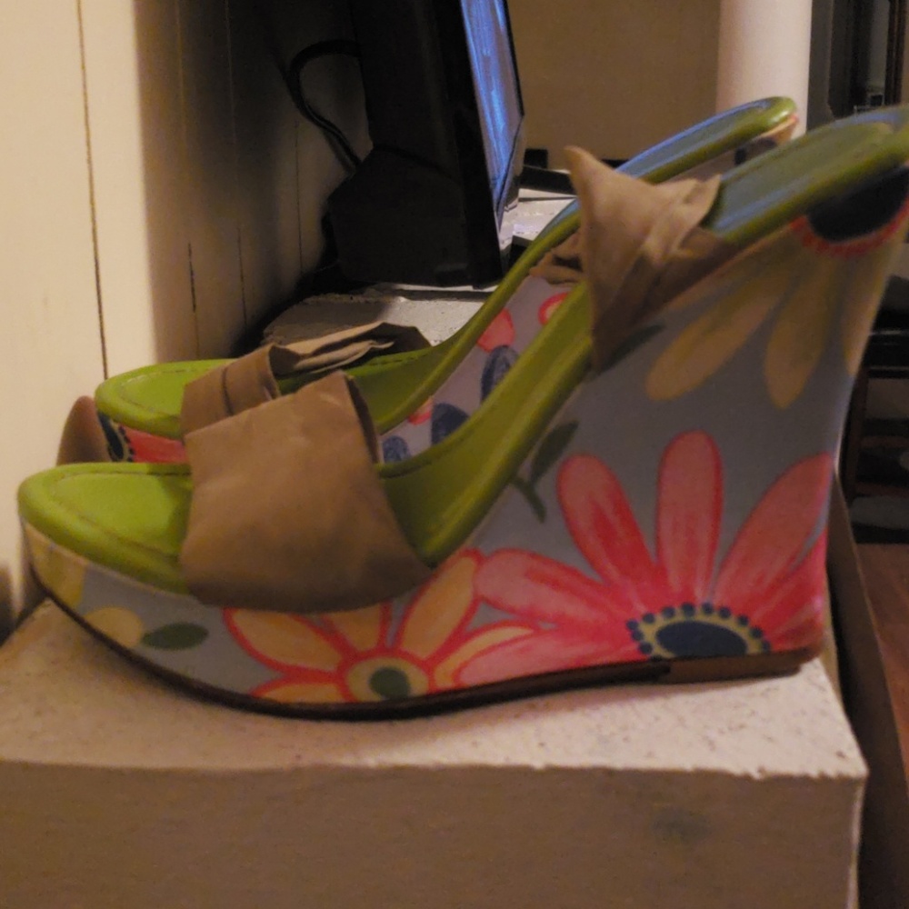 Strap wedge shoe
